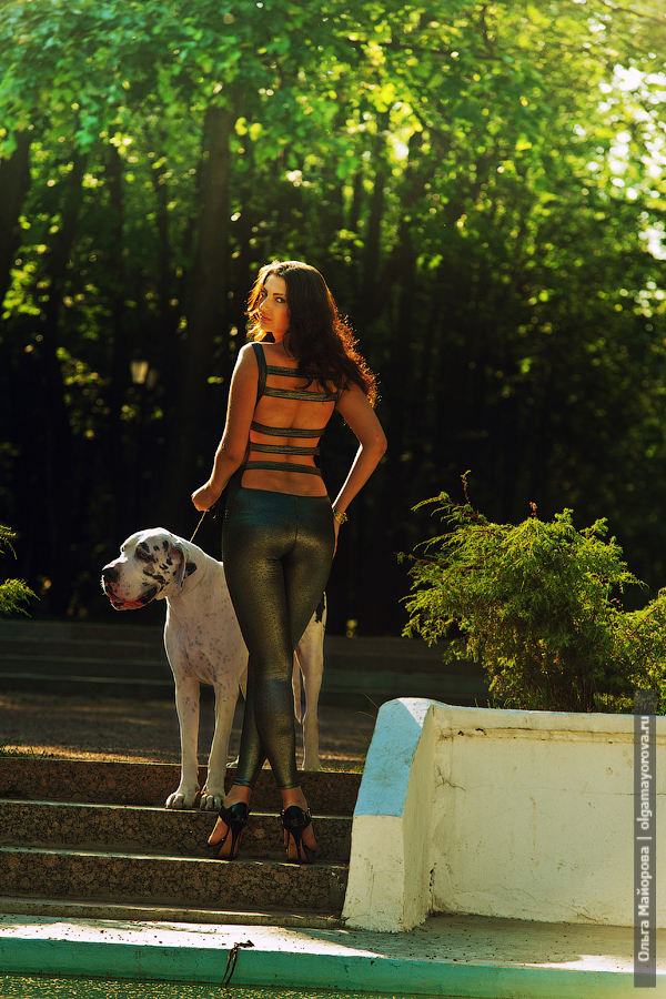 Фотосессия с собакой фэшн съемка модели в парке на пленэре