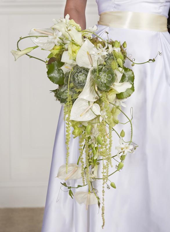 Свадебный букет белый с зеленым модные тренды 2018