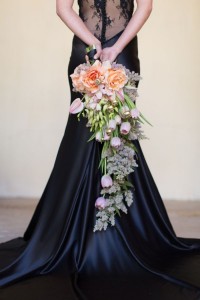 Свадебный букет невесты большой каскадный с тюльпанами пионами и лавандой модные тренды 2018