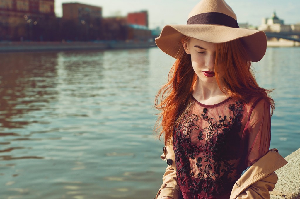 Портретная фотосессия в городе Москва, стрит стайл фотосессия, девушка у реки, весенняя фотосессия в Москве, фотограф Москва недорого. Фотогграф Ольга Майорова Москва, рыжая девушка портрет. Девушка в шляпе романтика. Фэшн фотосессия Москва, фотопрогулка недорого.