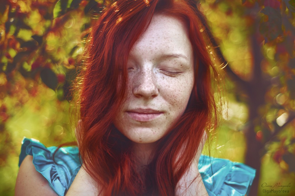 Портретная фотосессия в городе Москва, стрит стайл фотосессия, рыжеволосая девушка в парке, весенняя фотосессия в Москве, фотограф Москва недорого. Фотогграф Ольга Майорова Москва, рыжая девушка портрет. Девушка романтика. Фэшн фотосессия Москва, фотопрогулка недорого. Фотсоессия Коломенское кусково Царицыно Кузьминки фотограф Люблино Рыжуля конопушки веснушки девушка
