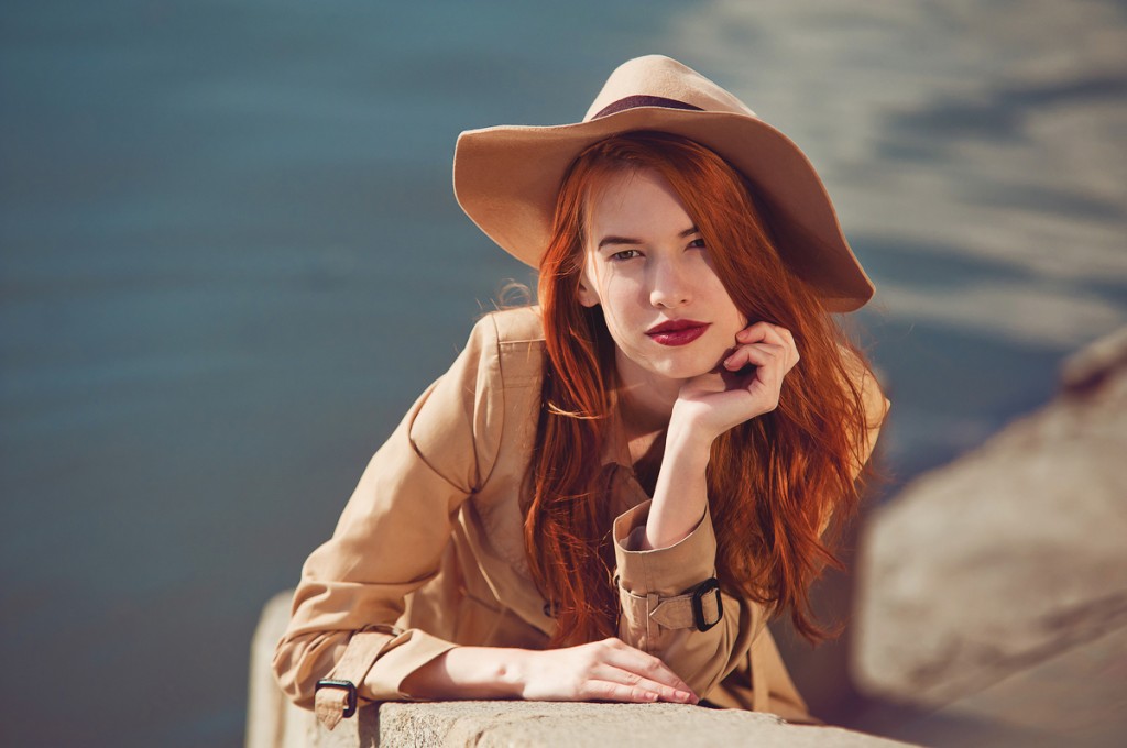 Портретная фотосессия в городе Москва, стрит стайл фотосессия, девушка у реки, весенняя фотосессия в Москве, фотограф Москва недорого. Фотогграф Ольга Майорова Москва, рыжая девушка портрет. Девушка в шляпе романтика. Фэшн фотосессия Москва, фотопрогулка недорого.