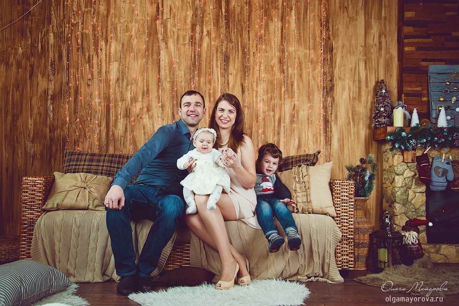 Семейный портрет с детьми в студии фотосъемка москва
