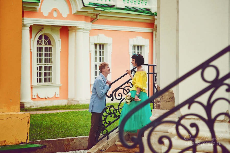 Лав стори фотосессия Анны и Валентина в Кусково влюбленные лестница пара