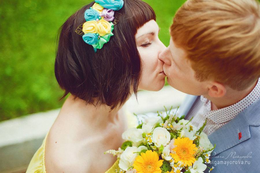 Лав стори фотосессия Анны и Валентина в Кусково влюбленные пара поцелуй желтый букет цветы