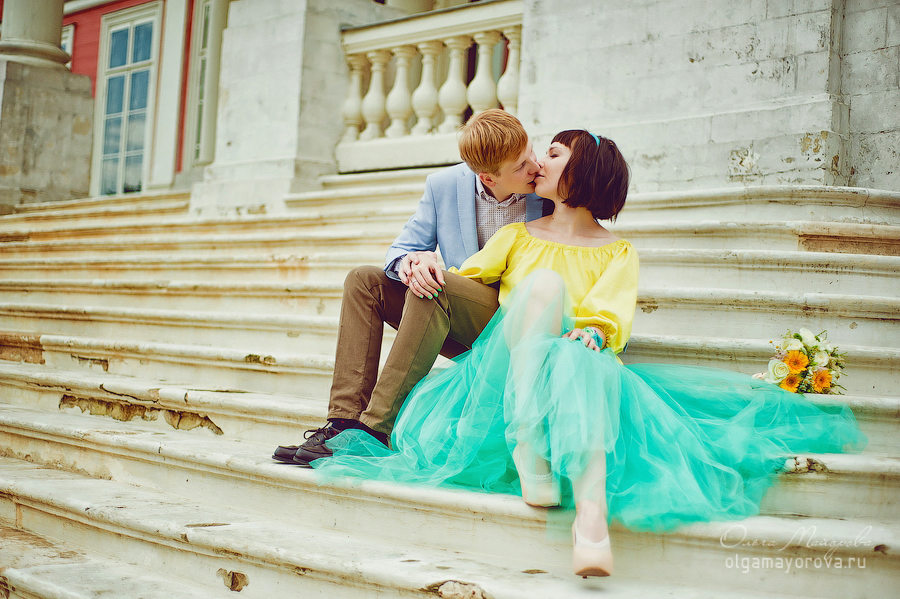 Лав стори фотосессия Анны и Валентина в Кусково пара поцелуй лестница сидят цветы букет желтый голубой бирюзовый старинное