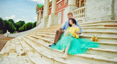 Лав стори фотосессия Анны и Валентина в Кусково влюбленные пара невеста сидят лестница желтый голубой старина