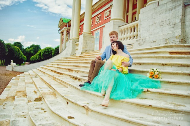 Лав стори фотосессия Анны и Валентина в Кусково влюбленные пара невеста сидят лестница желтый голубой старина
