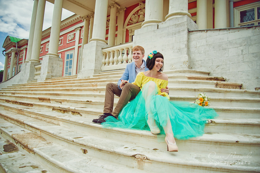 Лав стори фотосессия Анны и Валентина в Кусково влюбленные лестница сидят пара смеются смех букет невеста желтый голубой