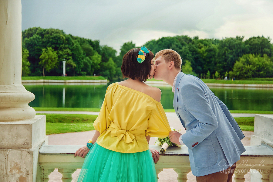 Лав стори фотосессия Анны и Валентина в Кусково влюбленные пара поцелуй балкон пруд лето желтый голубой