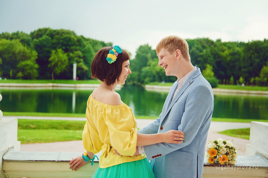 Лав стори фотосессия Анны и Валентина в Кусково влюбленные пара желтый голубой балкон взгляд пруд лето