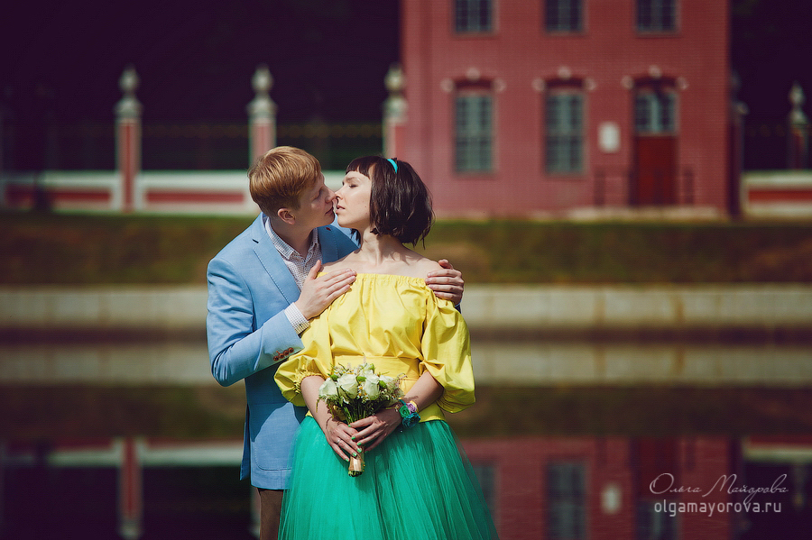 Лав стори фотосессия Анны и Валентина в Кусково влюбленные пара поцелуй объятия лето желтый голубой пруд голландский домик