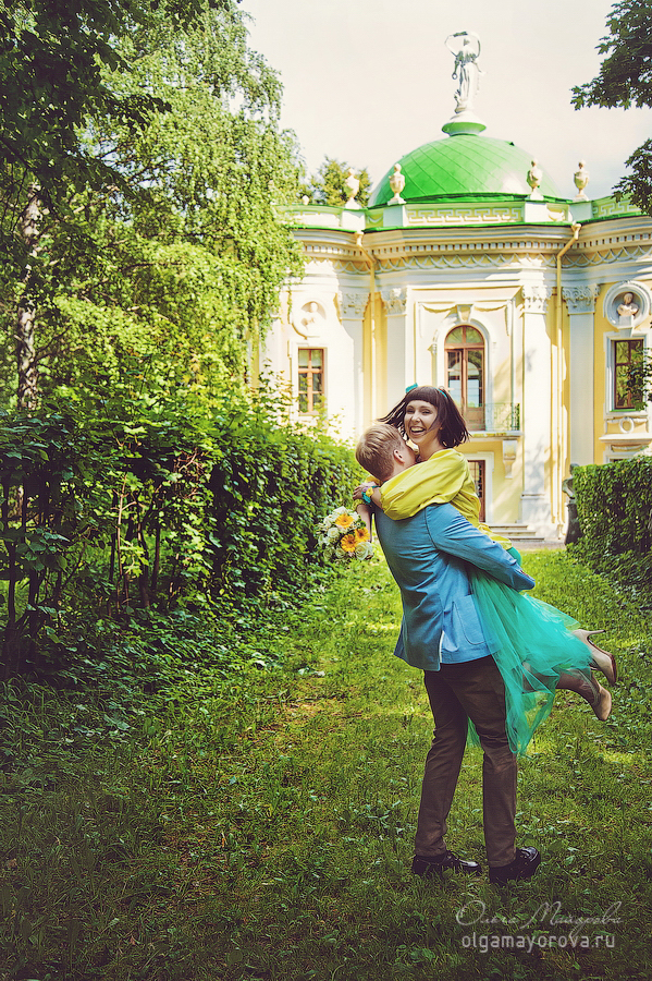 Лав стори фотосессия Анны и Валентина в Кусково влюбленные пара тропинка усадьба лето кружится на руки на руках желтый голубой счастье весело любовь чувства