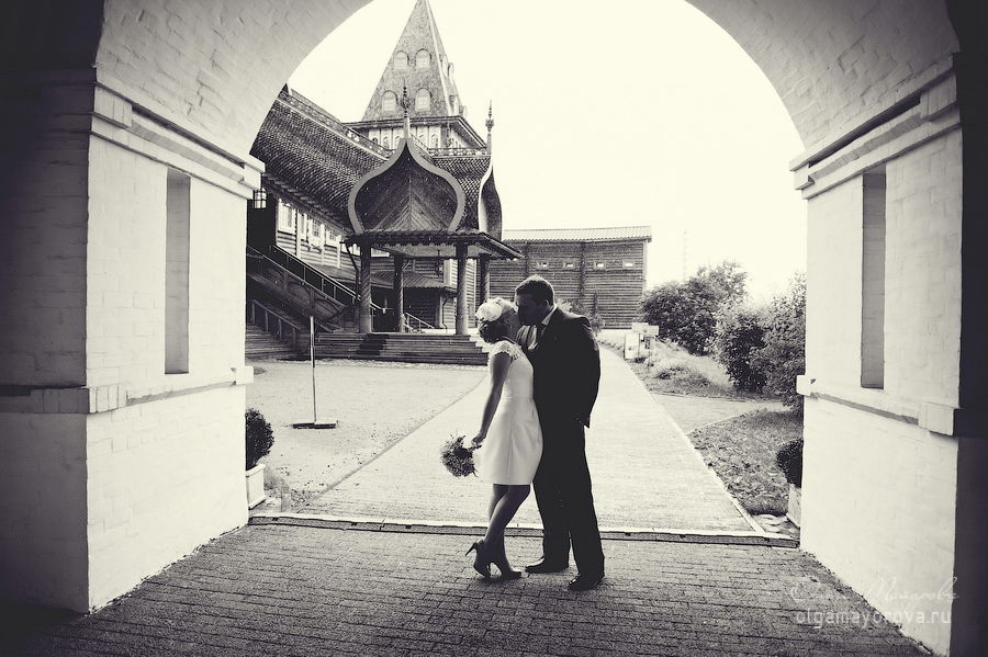 Свадьба, выездная церемония, во дворце Алексея Михайловича, Коломенское фото черно-белое весна дождь